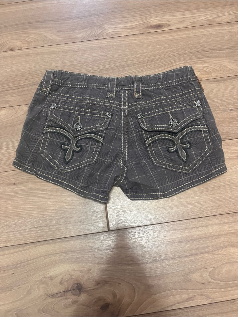 Rock Revival Gray Plaid Low-Rise Jean Shorts size 24 - Picture 3 of 4